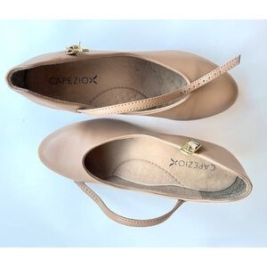 Capezio women's Jr. Footlight Dance Shoe 550 Size 7 Caramel